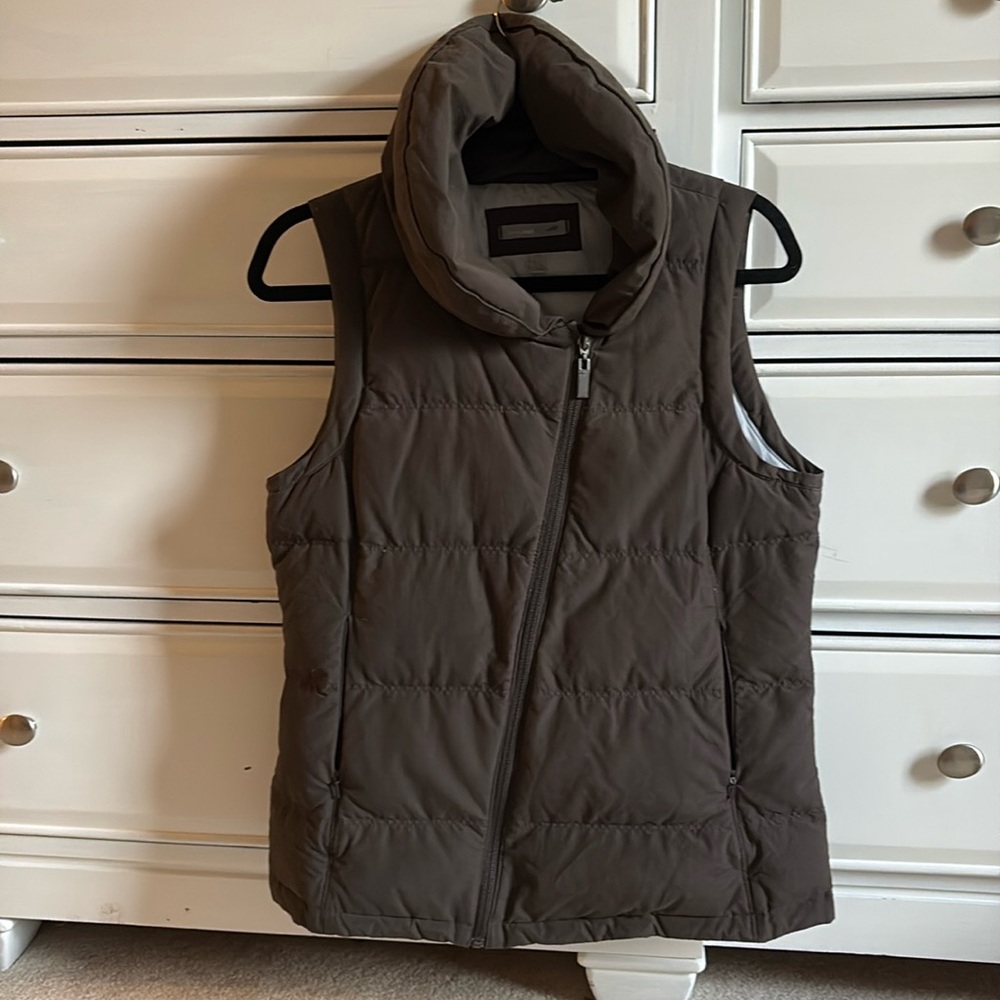 Asymmetrical zipper vest